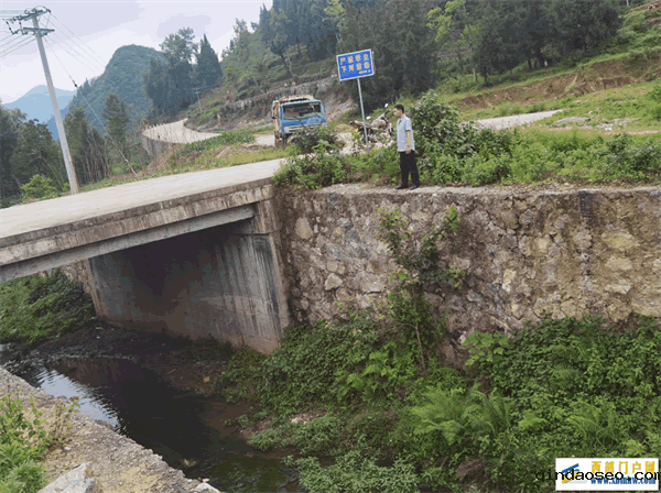 板场镇二完小开展汛期安全隐患大排查大整治专项行动(图2) J(_USZBO`}CWH_8J34)WFKP.png