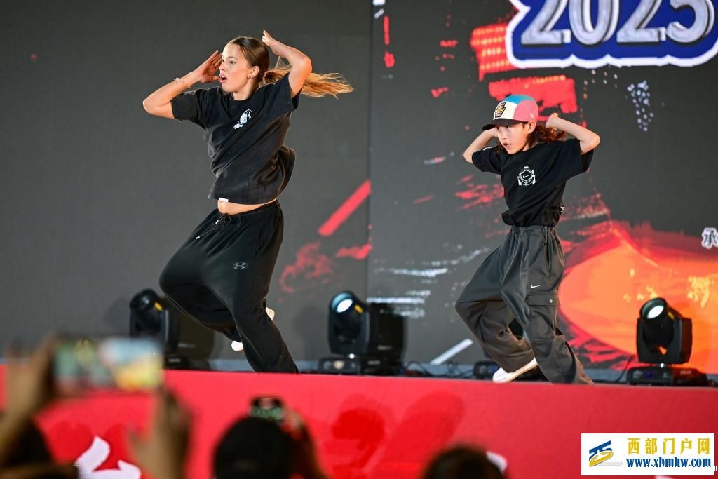 新疆“丝绸之路”街舞展演燃动油城(图4) 新疆“丝绸之路”街舞展演燃动油城(图4)