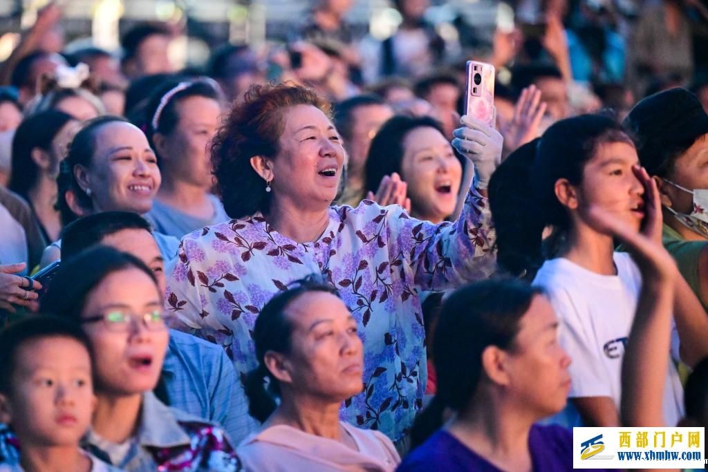 新疆“丝绸之路”街舞展演燃动油城(图9) 新疆“丝绸之路”街舞展演燃动油城(图9)