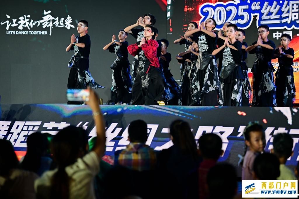 新疆“丝绸之路”街舞展演燃动油城(图10) 新疆“丝绸之路”街舞展演燃动油城(图10)